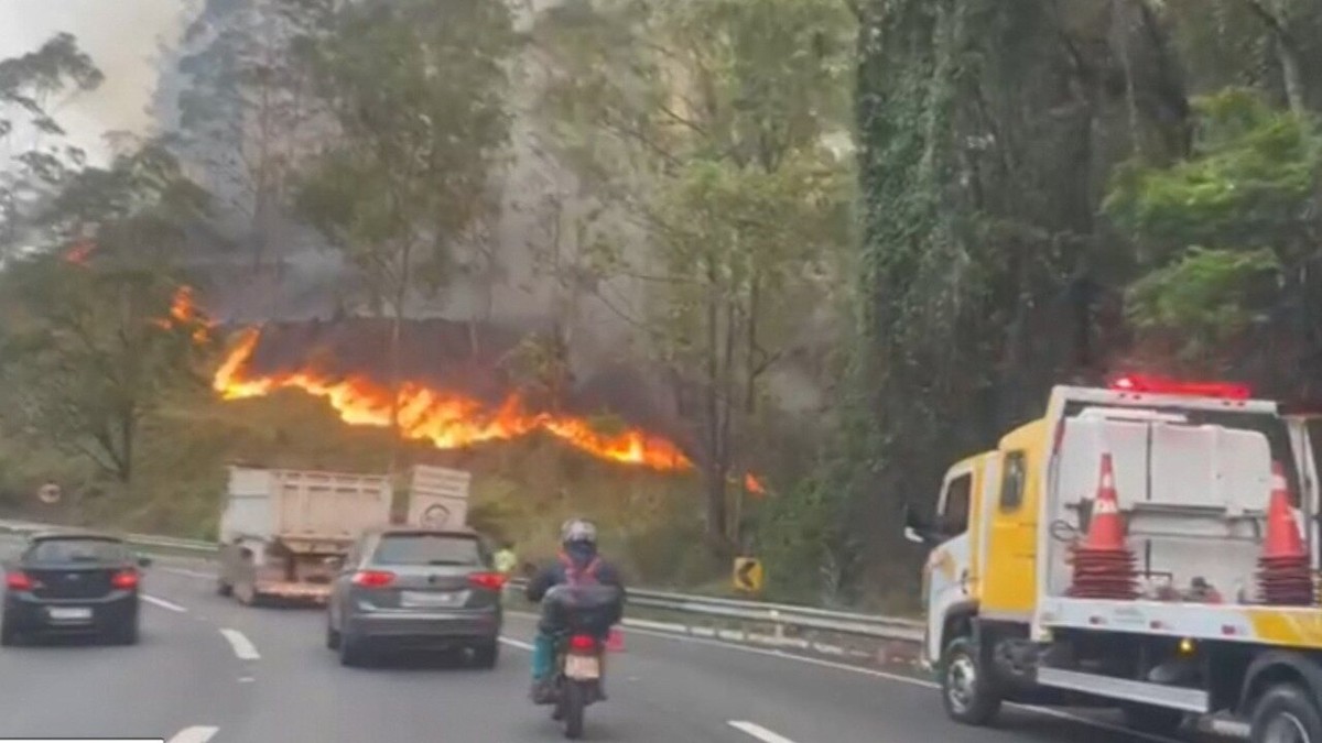 Incêndio atinge área de vegetação na rodovia Mogi-Dutra e se aproxima da pista